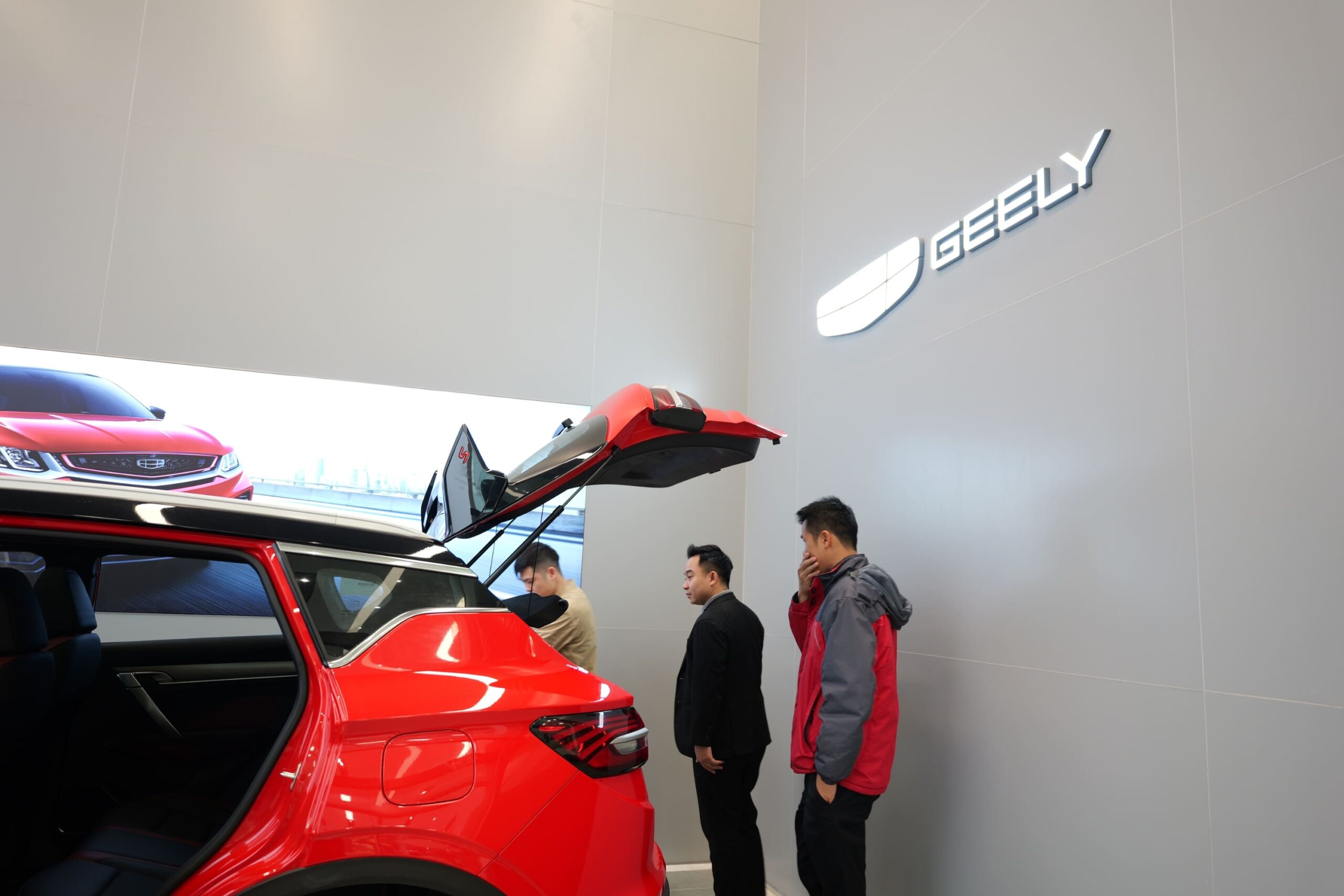 Đội ngũ Geely Chợ Lớn hỗ trợ khách hàng nhiệt tình